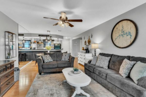 Lake Bluff Retreat - sleeps 6 - heated pool - golf